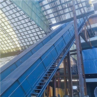 Закрытый ленточный конвейер с боковой стенкой